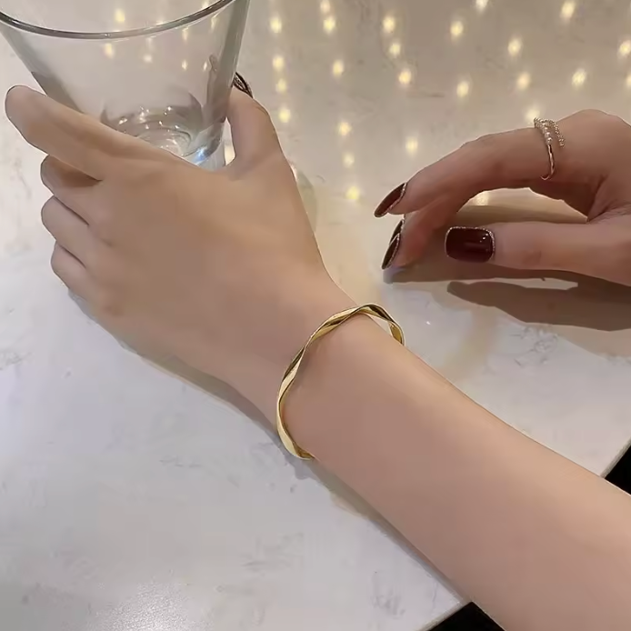 Bracciale con ciondoli dorato – Minimalista
